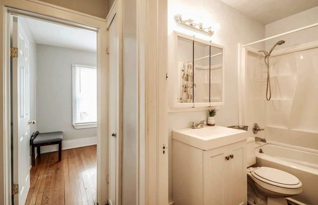 Shiny and Comfortable Oakland House 3 car Driveway - Photo 11