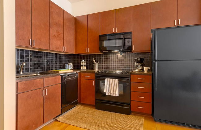 Vibrant 2-Story Apartment with Apple TV - Foto 14