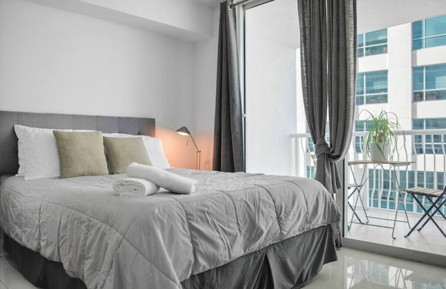 Luxurious 3BR Condo with Pool in Brickell - Photo 122