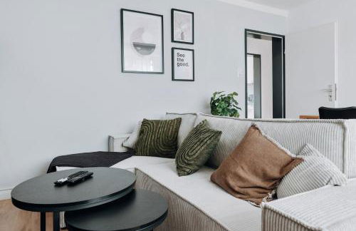 NASA Homes ruhiges Apartment WLAN Arbeitsplatz Balkon Hotelbetten - Foto 18