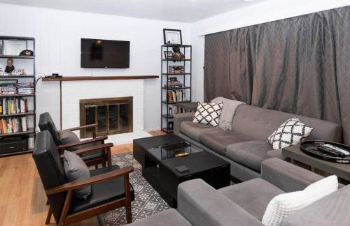 SunHouse 1410sqft BBQ 3xTVs Pets W/D Backyard - Photo 28