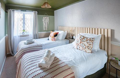 Sleeps 8-10 Cotswold Home with Hot Tub & Parking - Foto 13