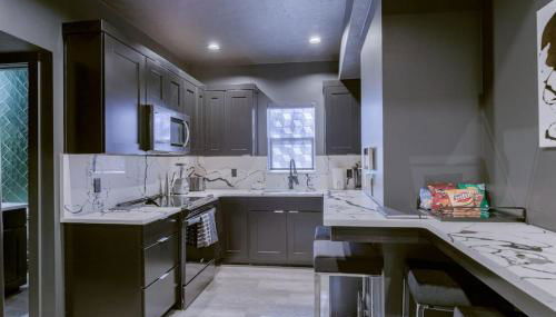 Elegant Black Modern - Photo 4