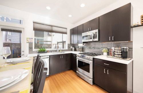 Designer Fremont Retreat w Mount Views & Office - Photo 13