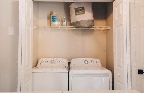 City Retreat - 4 Bedroom Oasis with King & Private Yard near Downtown - Foto 14