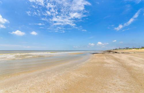 Ocean-View Balcony! Coastal Haven in Crystal Beach - Foto 2