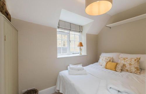 Charming Cotswold Cottage on Church Green, Witney - Photo 15
