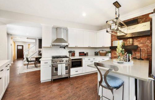 HostWise Stays - The Carnegie - Sauna, 1 Block from Butler St, Family Friendly - Foto 32