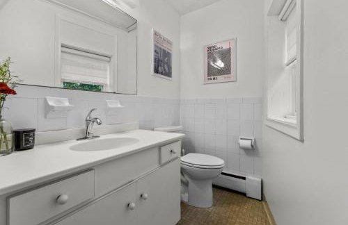 New England Nest - Modern 2BR Home with EV Charger - Foto 25