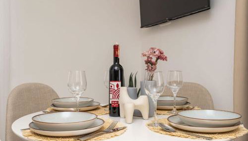 Modern City Escape - Two Bedroom Apartment with Balcony - Foto 3