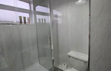 Modern 3 Bed Home Central Location free WiFi Netflix and street parking - Foto 16