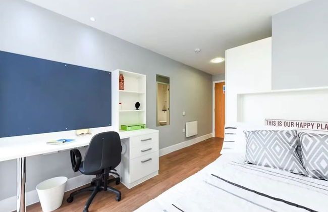 Student Only Tramways - Photo 9