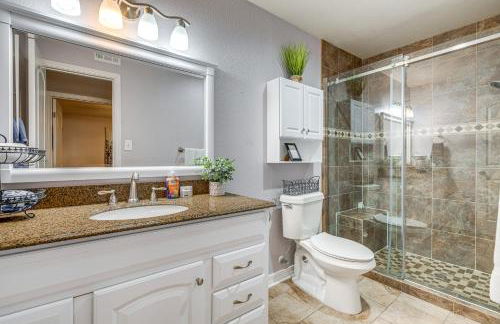 Lago Vista Golf Getaway with Decks and Pool Access! - Foto 24