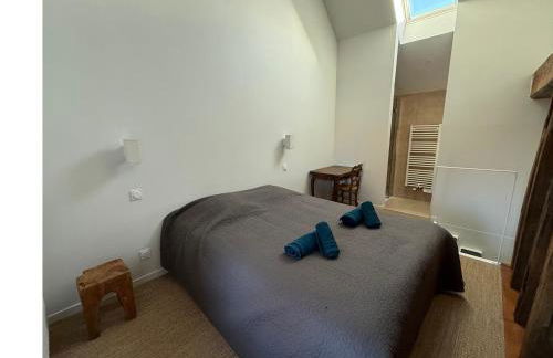 Le Pressoir, maison au calme, grand jardin, vue dégagée sur les champs, belle terrasse, 3 chambres, 2 sdb, 2 WC, parking privé, 5 kms de Bayeux et 7 kms plage d'Arromanches au coeur des plages du débarquement - Foto 16