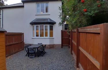 Entire house with gated parking - Photo 4