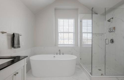 Glamorous Mansion w Private Pool and Cinema Room - Photo 27