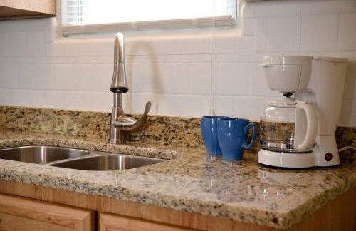 Beautiful 3 Bedroom Home Cozy Front and Back Porch - Foto 19