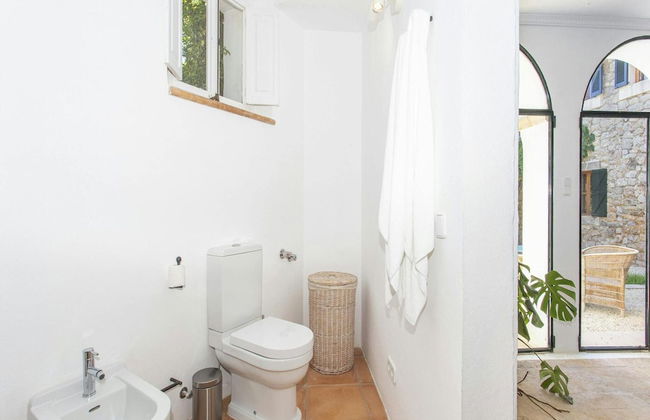 Stunning Farmhouse With Private Pool - Photo 24