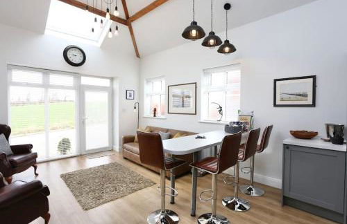 Stunning Coach House with two bedrooms and parking - Foto 48
