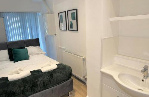 Spacious 15 Guest Home With 9 Beds in Shirley - Photo 20