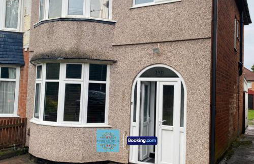 3-Bedroom Family Home with Free Parking and WiFi - Photo 9