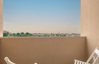 Sunny Cozy Flat w/ Terrace - São João - Foto 2