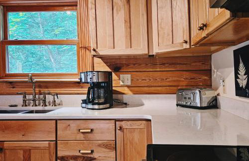 Creekwood Chalet - Hocking Hills with Hot Tub and Near Hiking - Foto 35