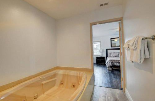 5 BR Mansion with Pool and non-heated Jacuzzi Games in Boynton Beach - Photo 7