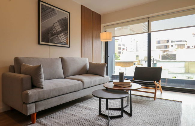 w Prestigious 2BR w Balcony Near Larcomar - Foto 1