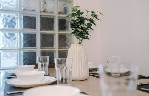 Classic 4 Bedroom House in Wirral with WiFi & Parking Sleeps 9 by PureStay - Foto 2