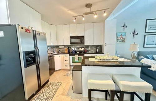 Beachfront paradise Ocean Village Golf Tennis Several heated pools Tiki bar Pickleball insite sports bar and restaurant and much more - Foto 5