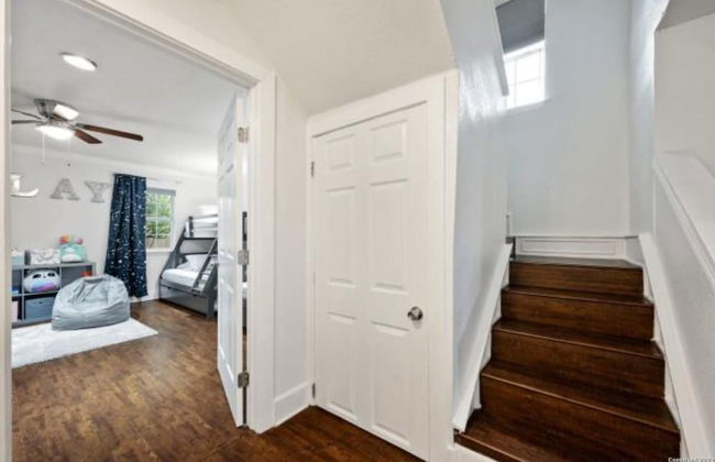 Experience Serenity in a 4BR 3BA Downtown Home - Foto 20
