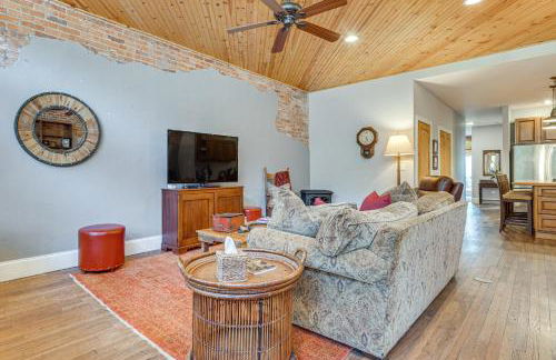 Private Hot Tub, Steps to Main St Saluda Retreat - Foto 6