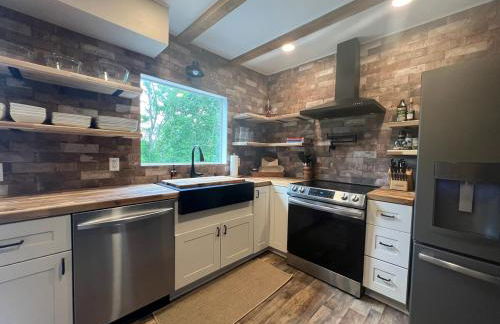 Charming Renovated Home Near Fayetteville, Rustic Retreat for Families - Foto 1