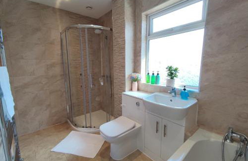 3 Bedrooms, PARKING 3 cars, GARDEN, Wi-fi, CONTRACTOR STAY, close to the Beach, Shops, Hospital, Airport - Foto 16