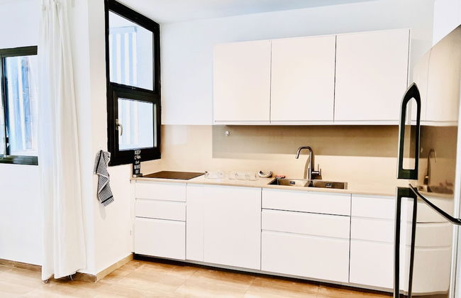 Elegant Apt with Balcony & Sea View by FeelHome - Photo 9