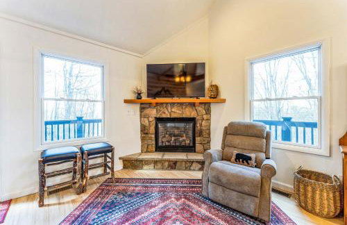 'The Eagles Nest at Alpine' Cabin w/ Fireplace! - Photo 7