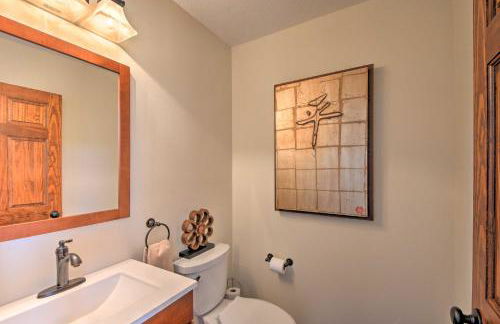 Picturesque Sky Haus Sanctuary with Mountain Views - Foto 25