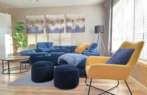 Entire Spacious 3-Bed Family Home, City Centre, Free Parking, Garden - Foto 1