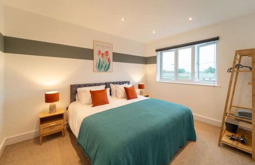 Perfect Getaway 3 Bedroom Home with Fast WiFi & Parking - Photo 2