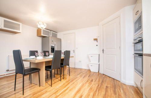 5 bed house with free secure parking in pleasant quiet location - Photo 4