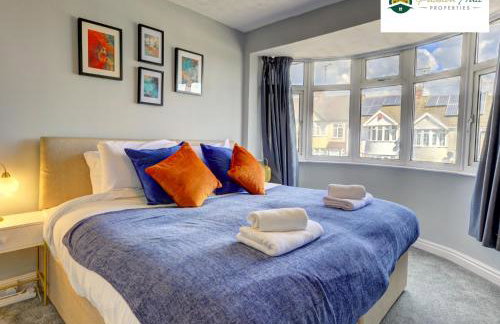 4 Bedroom House - Sleeps 7, Near Coventry Airport, City Centre, Free Wi-Fi with Driveway Parking & Garden, Full Kitchen - AHC - Photo 2