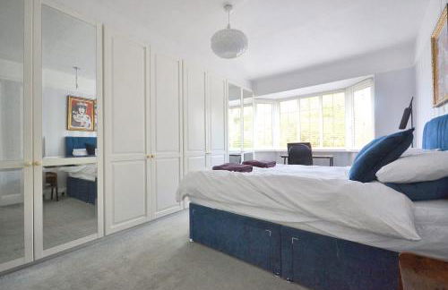 Spacious Cotswolds House Garden with Hot Tub - Foto 16