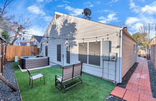 AccessibleGem 3BR Jacuzzi & Air Hockey Sleeps 13 Chinatown - Foto 68