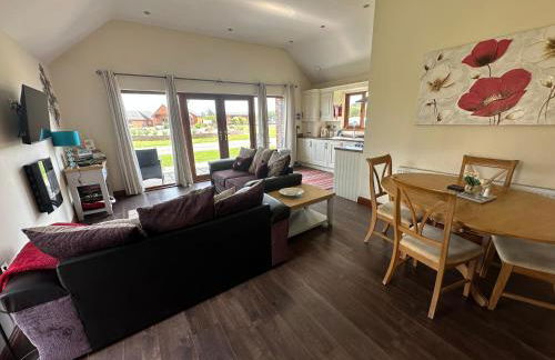 Lily Lodge-Tranquil-Hot Tub-Fishing-7m to beach - Foto 6