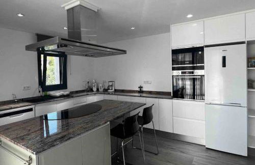 Villa Oasis entre Viñedos cerca de Barcelona con A A y piscina climatizada - Foto 16