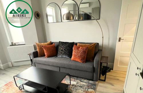 Aisiki Stays Apartments at Enfield, Airconditioned & Pet Friendly, Ground Floor, 3-Bedroom & 2-Bathroom Flat, King or Twin Beds with Garden, Free Wi-Fi and Parking Space - Foto 6