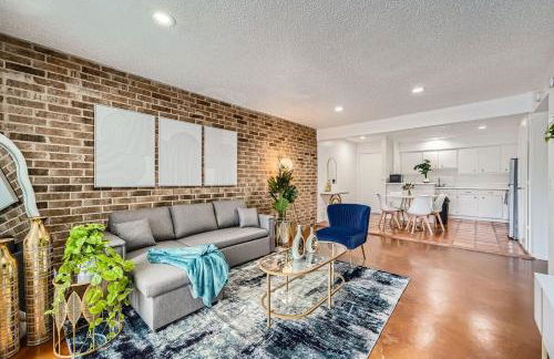 Your 2B Getaway - Steps 2 Dtwn - Sleeps 6 - Pool and Prkg - Foto 14