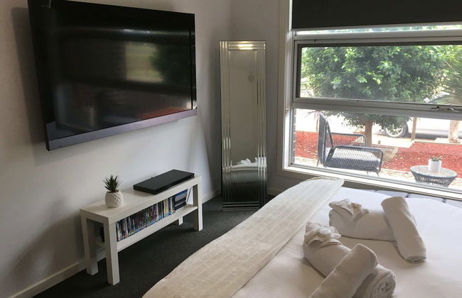 Sleek Stylish Modern Close to Airport - Foto 5