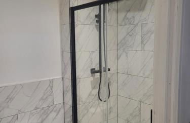 Modern Serviced Studio - Affordable Luxury with Free WIFI Free Parking Flat Screen Smart TV - Foto 14